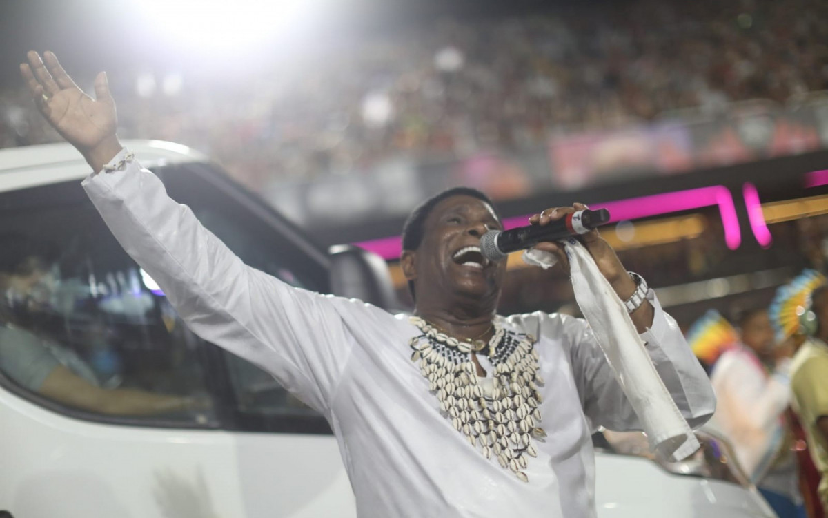 Neguinho da Beija-Flor no t&iacute;tulo de 2025 pela Beija-Flor, que marcou seu &uacute;ltimo desfile como voz da escola - Reginaldo Pimenta/Ag&ecirc;ncia O Dia