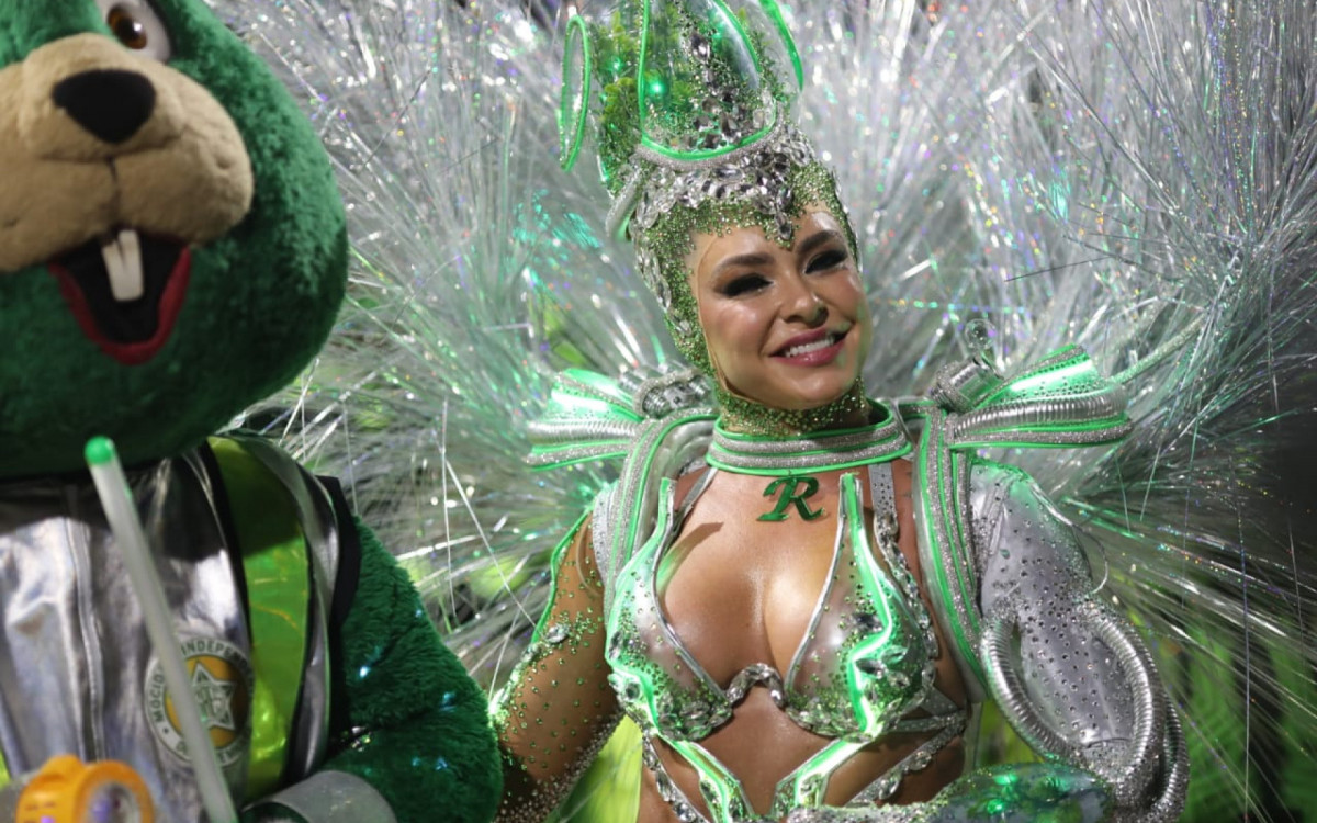 Mocidade explorou o avanço tecnológico, com uso de robôs, durante desfile no Sambódromo