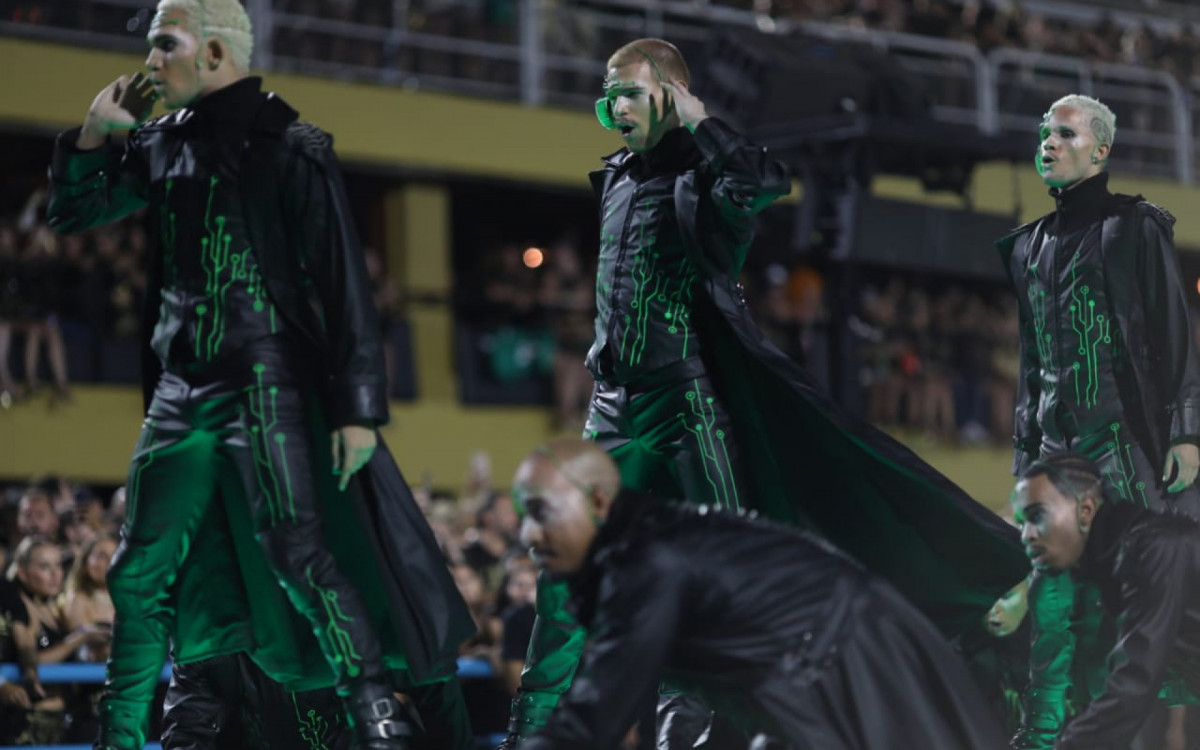 Mocidade explorou o avanço tecnológico, com uso de robôs, durante desfile no Sambódromo