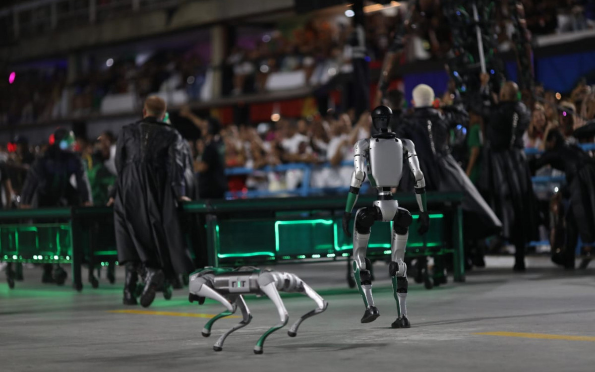 Mocidade explorou o avanço tecnológico, com uso de robôs, durante desfile no Sambódromo