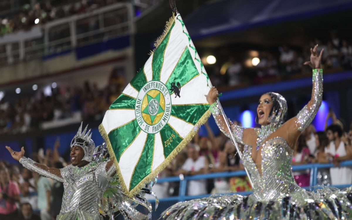 Mocidade explorou o avanço tecnológico, com uso de robôs, durante desfile no Sambódromo