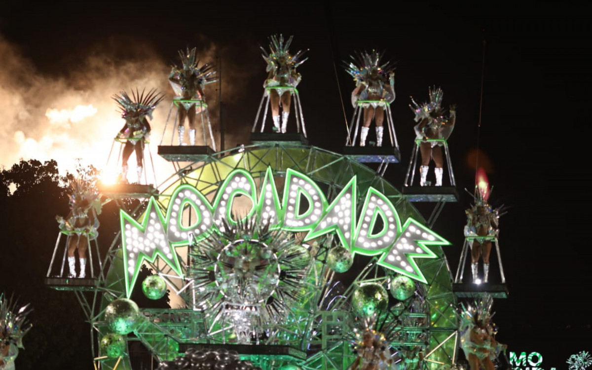 Mocidade explorou o avanço tecnológico, com uso de robôs, durante desfile no Sambódromo