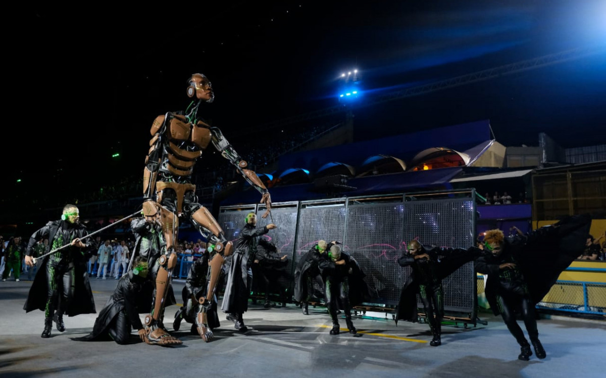 Mocidade explorou o avanço tecnológico, com uso de robôs, durante desfile no Sambódromo