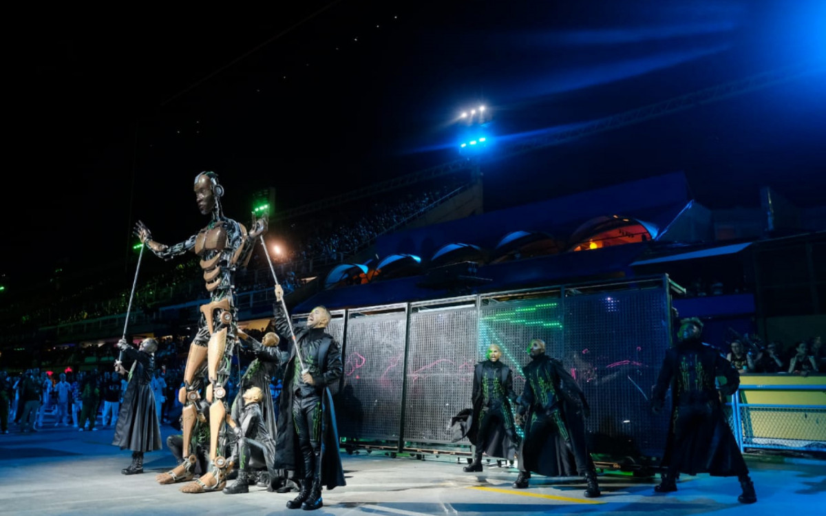 Mocidade explorou o avanço tecnológico, com uso de robôs, durante desfile no Sambódromo