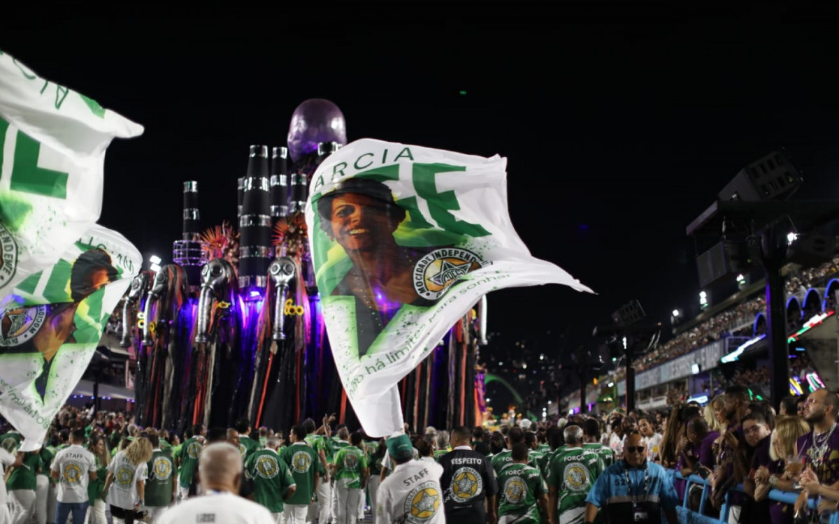Mocidade explorou o avanço tecnológico, com uso de robôs, durante desfile no Sambódromo