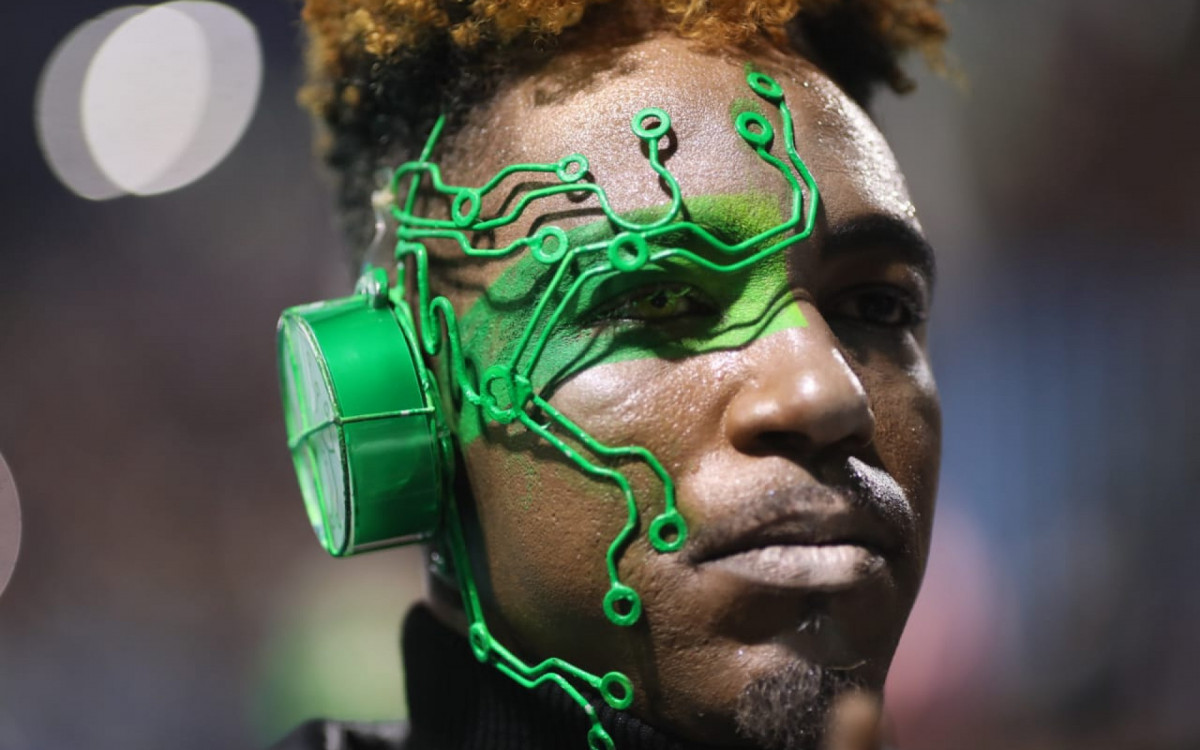 Mocidade explorou o avanço tecnológico, com uso de robôs, durante desfile no Sambódromo