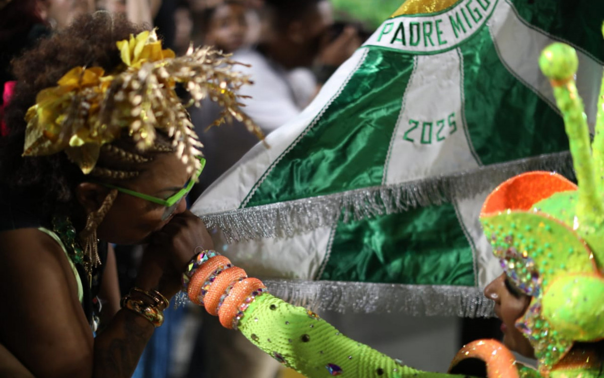 Mocidade explorou o avanço tecnológico, com uso de robôs, durante desfile no Sambódromo