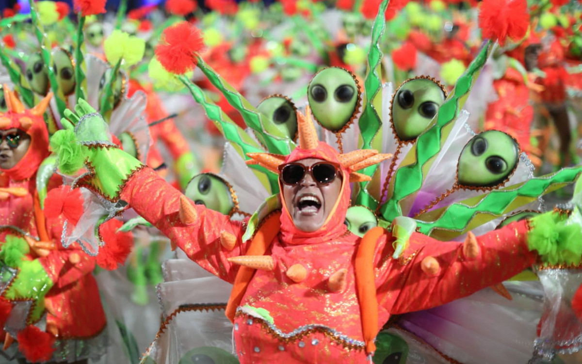Mocidade explorou o avanço tecnológico, com uso de robôs, durante desfile no Sambódromo