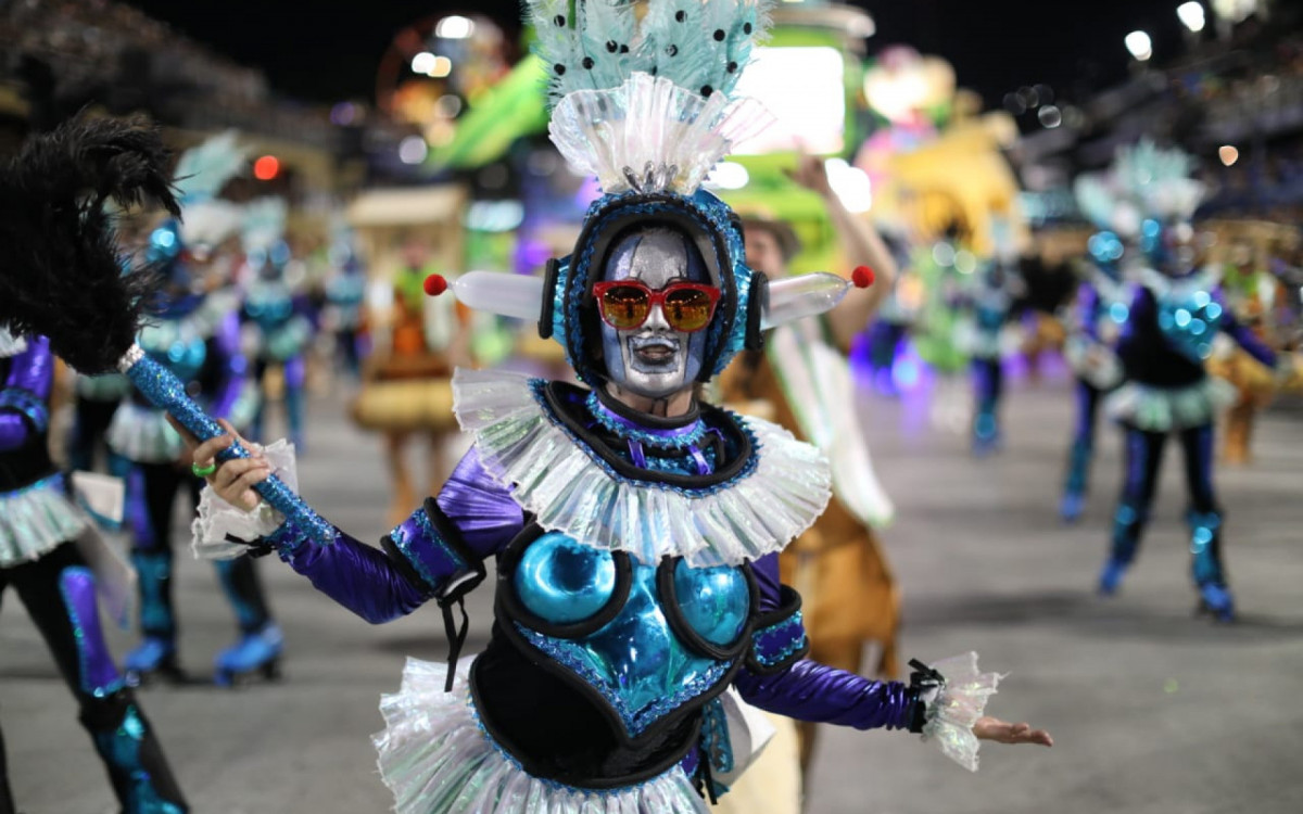Mocidade explorou o avanço tecnológico, com uso de robôs, durante desfile no Sambódromo