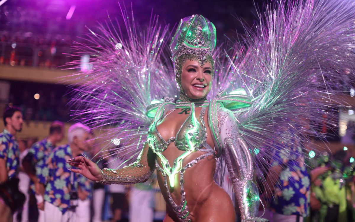 Mocidade explorou o avanço tecnológico, com uso de robôs, durante desfile no Sambódromo