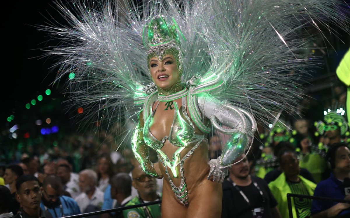 Mocidade explorou o avanço tecnológico, com uso de robôs, durante desfile no Sambódromo