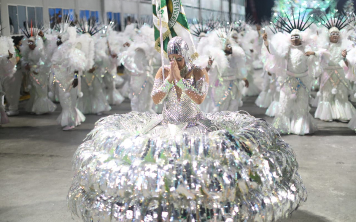 Mocidade explorou o avanço tecnológico, com uso de robôs, durante desfile no Sambódromo