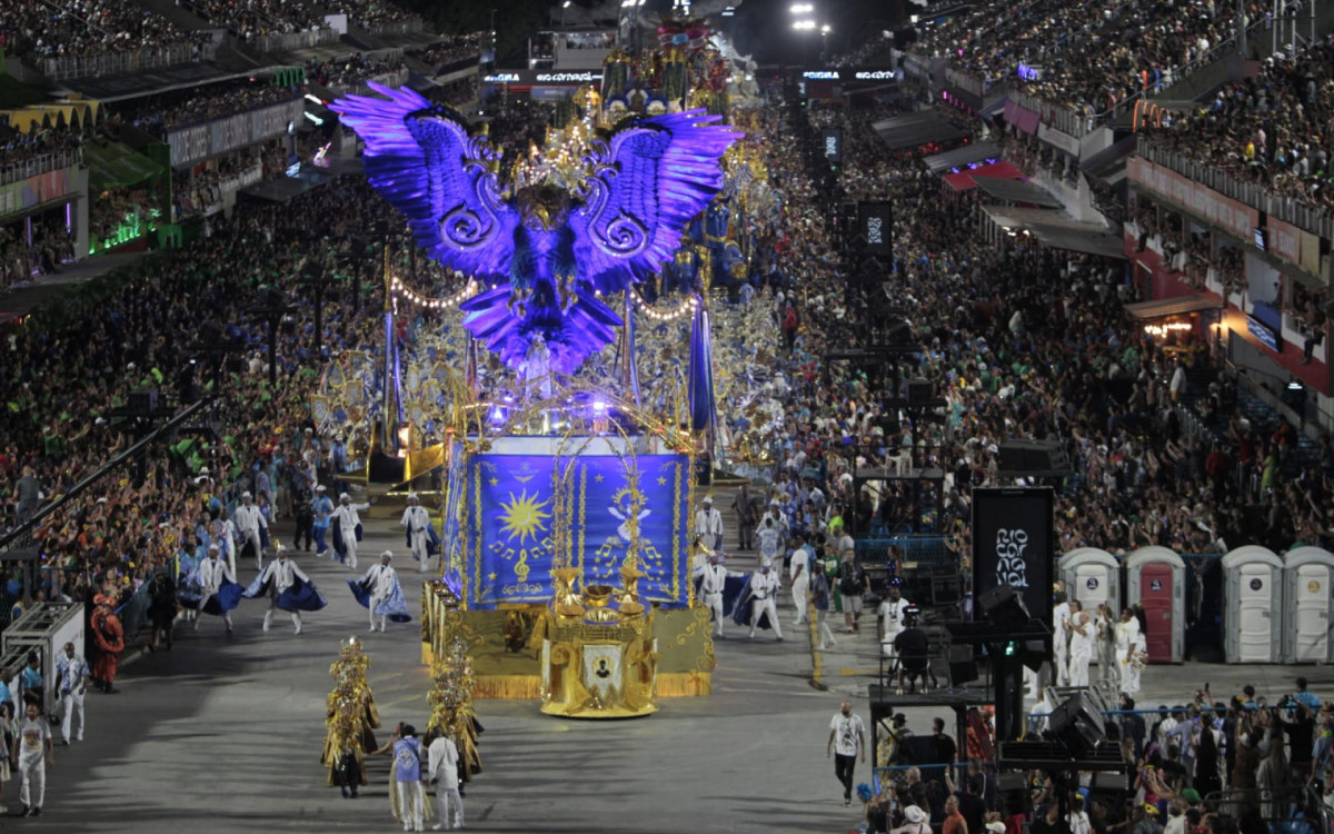 Portela desfilou na Sapucaí com homenagens ao cantor Milton Nascimento