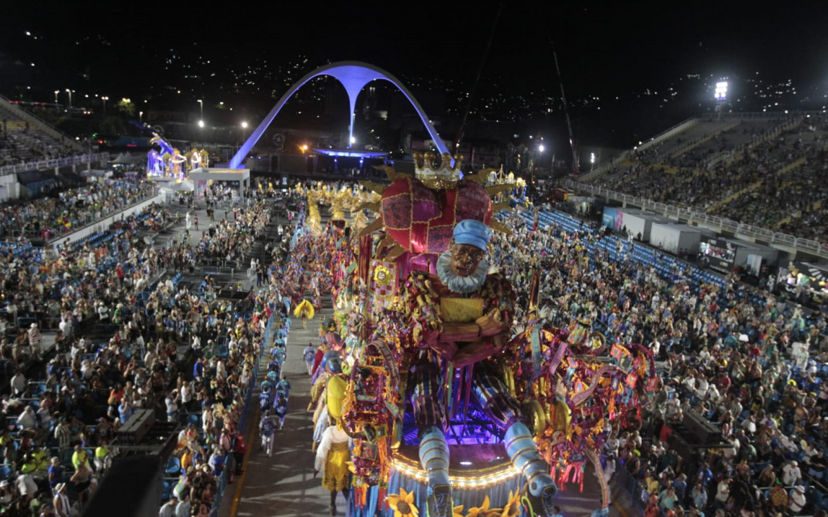 Portela desfilou na Sapucaí com homenagens ao cantor Milton Nascimento