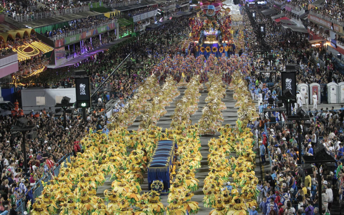 Portela desfilou na Sapucaí com homenagens ao cantor Milton Nascimento