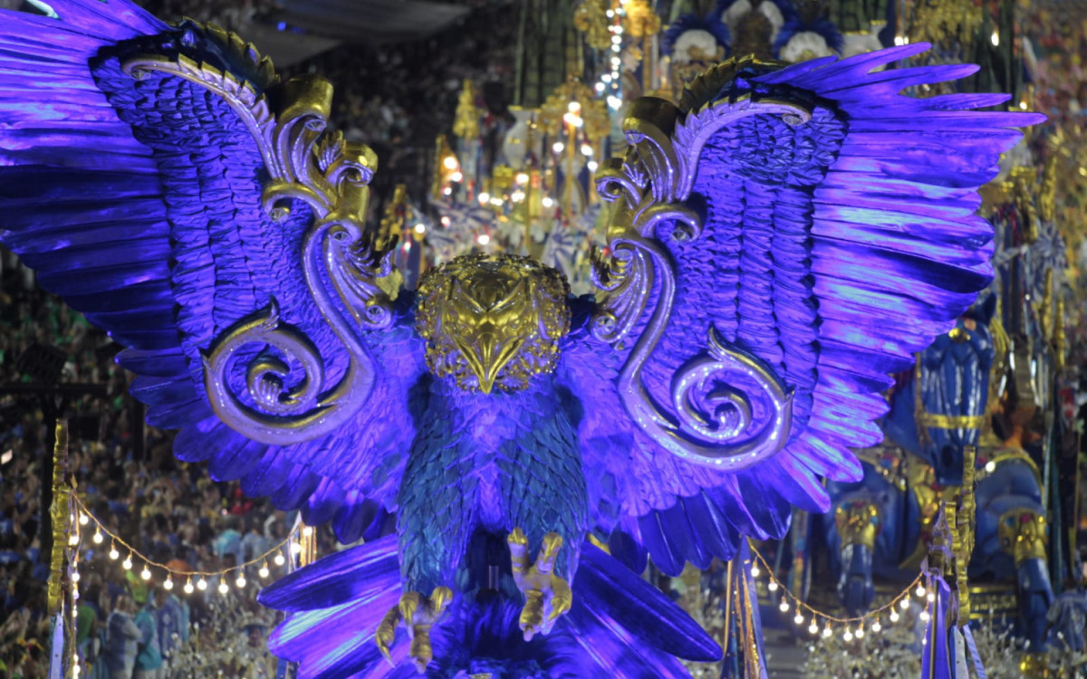 Portela desfilou na Sapucaí com homenagens ao cantor Milton Nascimento