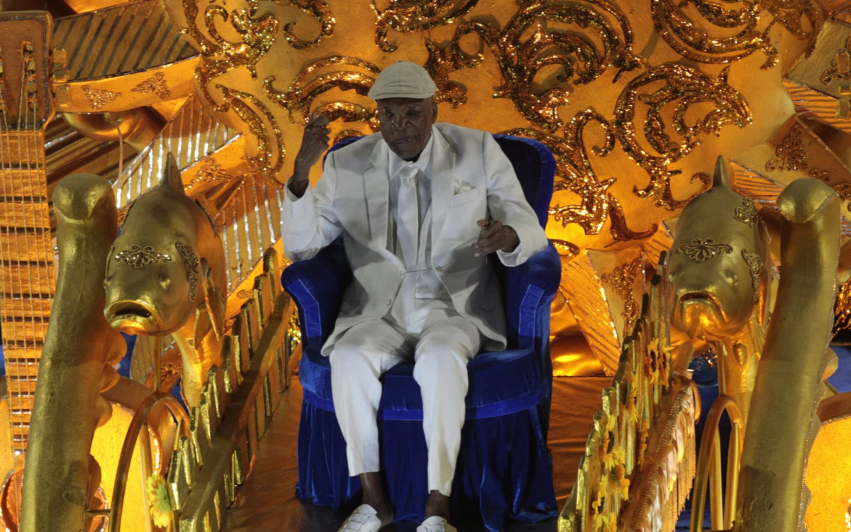 Portela desfilou na Sapucaí com homenagens ao cantor Milton Nascimento