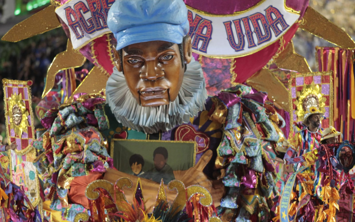 Portela desfilou na Sapucaí com homenagens ao cantor Milton Nascimento