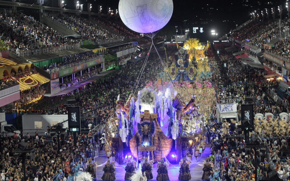 Portela desfilou na Sapucaí com homenagens ao cantor Milton Nascimento