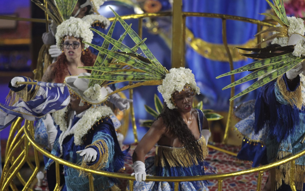 Portela desfilou na Sapucaí com homenagens ao cantor Milton Nascimento