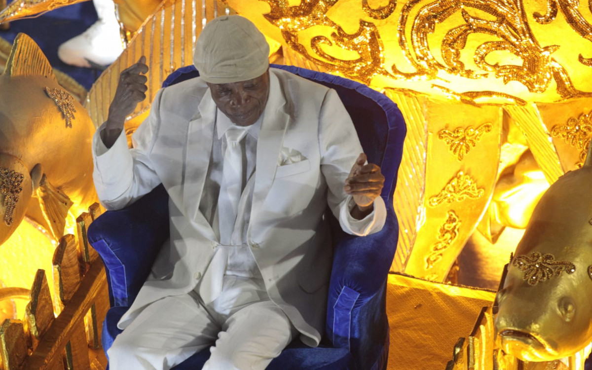 Portela desfilou na Sapucaí com homenagens ao cantor Milton Nascimento