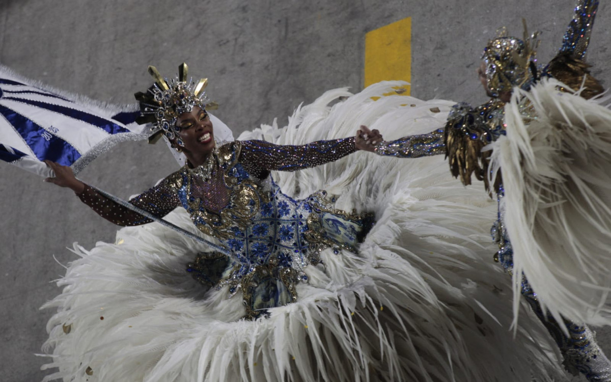 Portela desfilou na Sapucaí com homenagens ao cantor Milton Nascimento