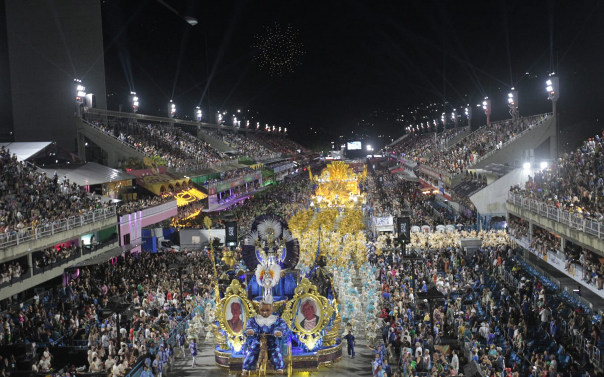 Portela desfilou na Sapucaí com homenagens ao cantor Milton Nascimento