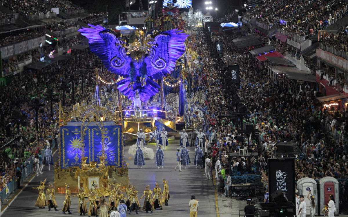 Portela desfilou na Sapucaí com homenagens ao cantor Milton Nascimento