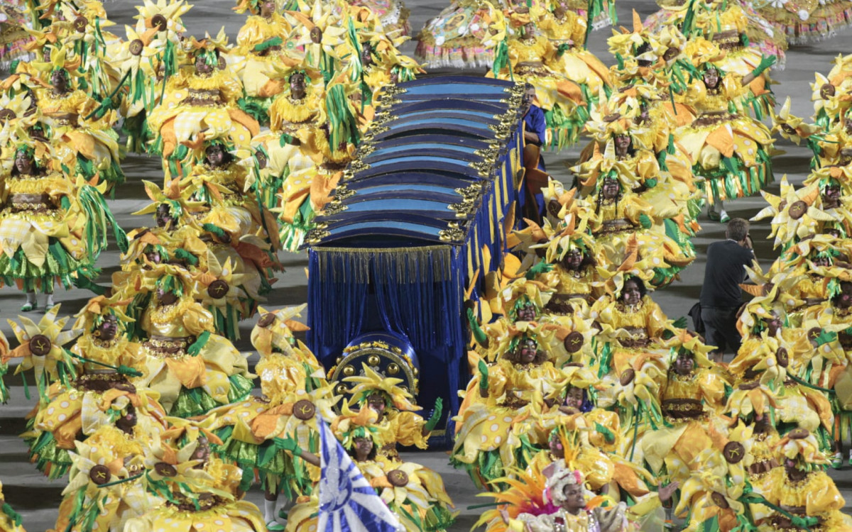 Portela desfilou na Sapucaí com homenagens ao cantor Milton Nascimento