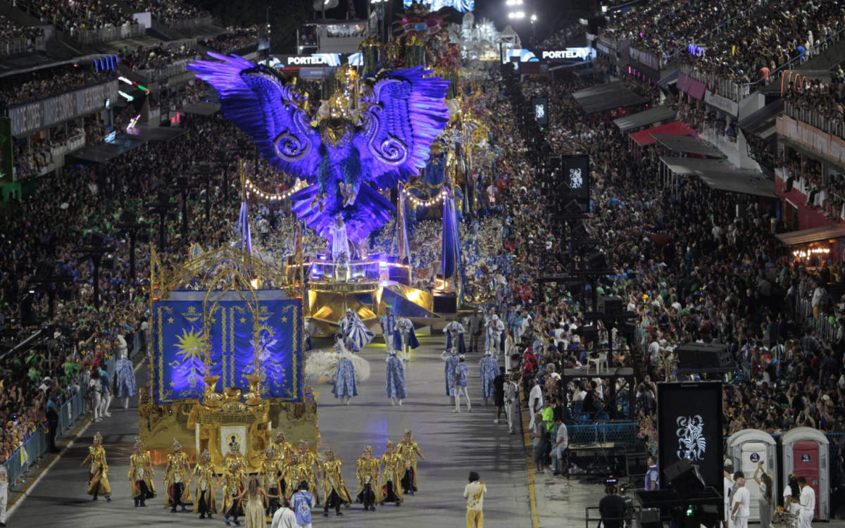 Portela desfilou na Sapucaí com homenagens ao cantor Milton Nascimento