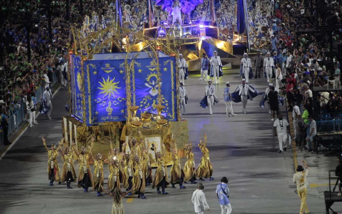 Portela desfilou na Sapucaí com homenagens ao cantor Milton Nascimento