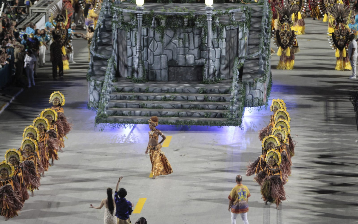 Paraíso do Tuiuti contou a história da primeira trans documentada do Brasil em desfile na Sapucaí