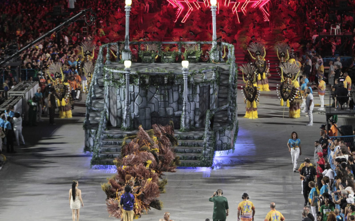 Paraíso do Tuiuti contou a história da primeira trans documentada do Brasil em desfile na Sapucaí