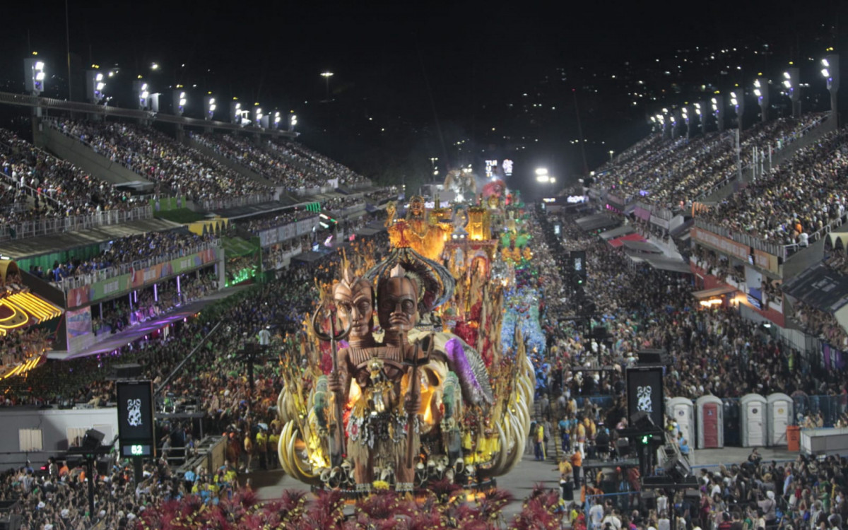 Paraíso do Tuiuti contou a história da primeira trans documentada do Brasil em desfile na Sapucaí