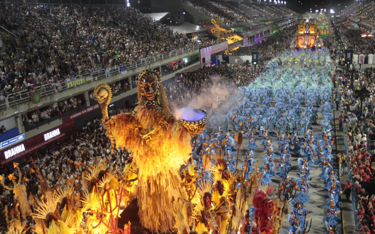 Paraíso do Tuiuti contou a história da primeira trans documentada do Brasil em desfile na Sapucaí