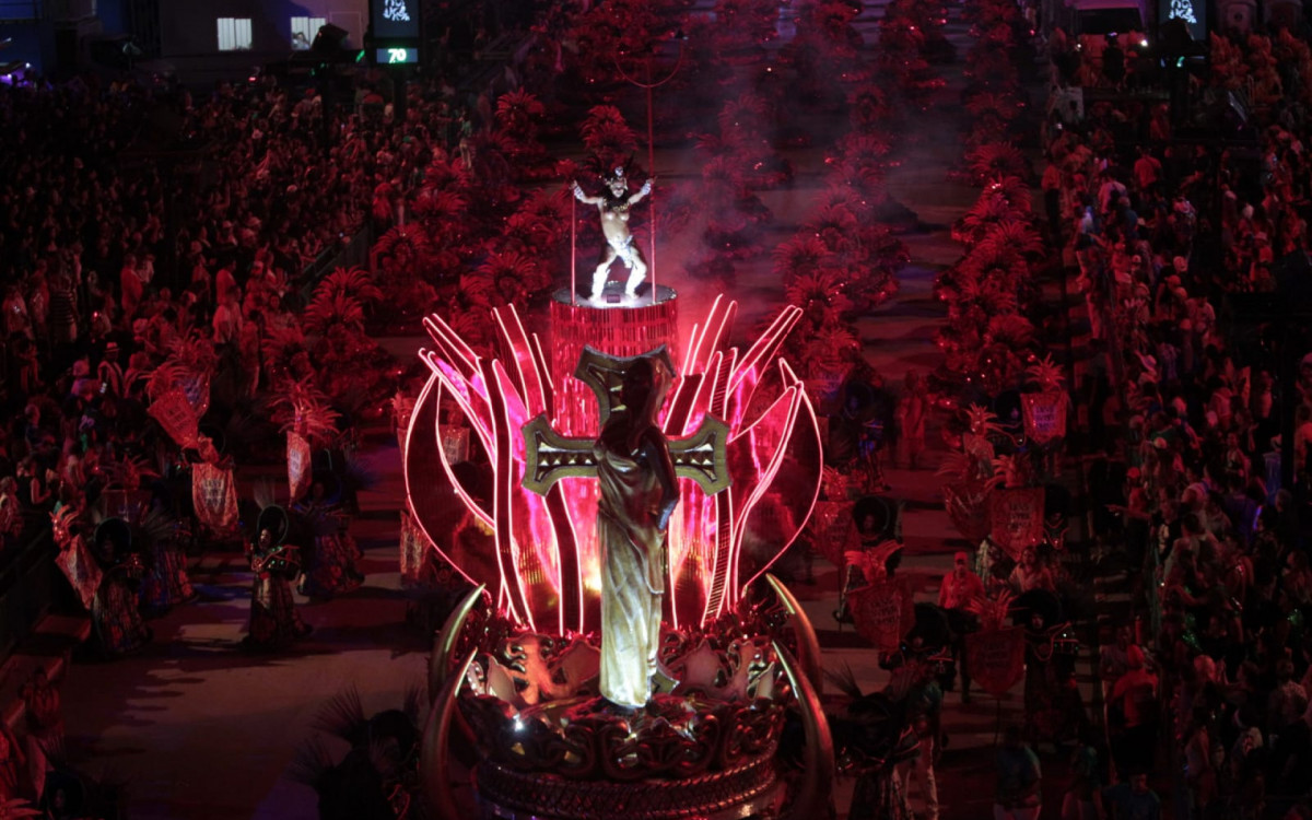 Paraíso do Tuiuti contou a história da primeira trans documentada do Brasil em desfile na Sapucaí