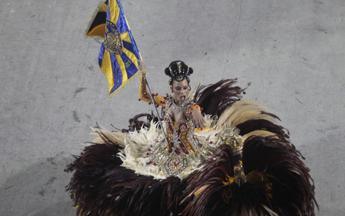 Paraíso do Tuiuti contou a história da primeira trans documentada do Brasil em desfile na Sapucaí