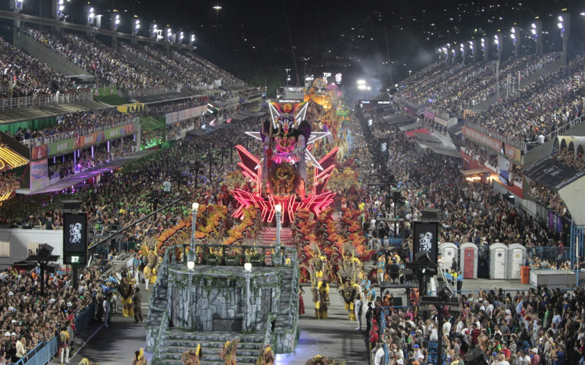 Paraíso do Tuiuti contou a história da primeira trans documentada do Brasil em desfile na Sapucaí