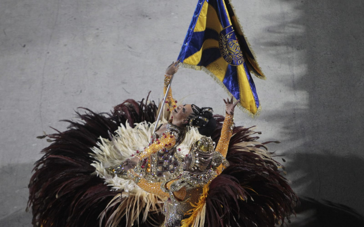 Paraíso do Tuiuti contou a história da primeira trans documentada do Brasil em desfile na Sapucaí