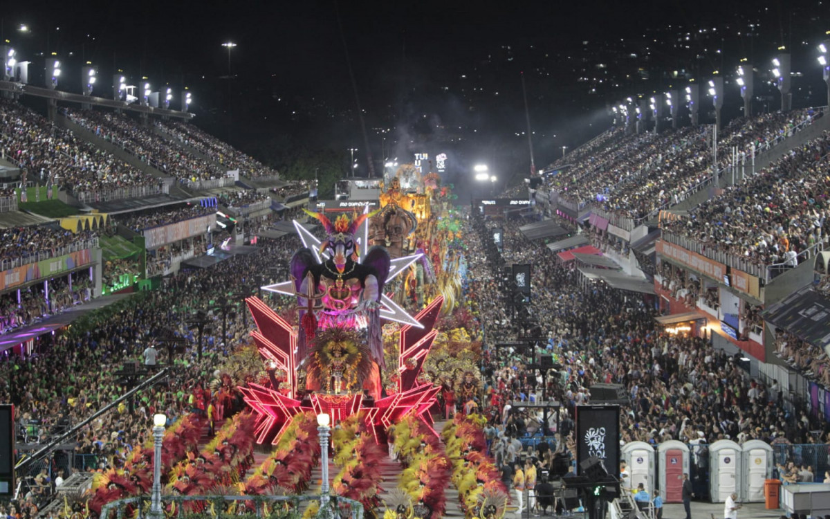 Paraíso do Tuiuti contou a história da primeira trans documentada do Brasil em desfile na Sapucaí