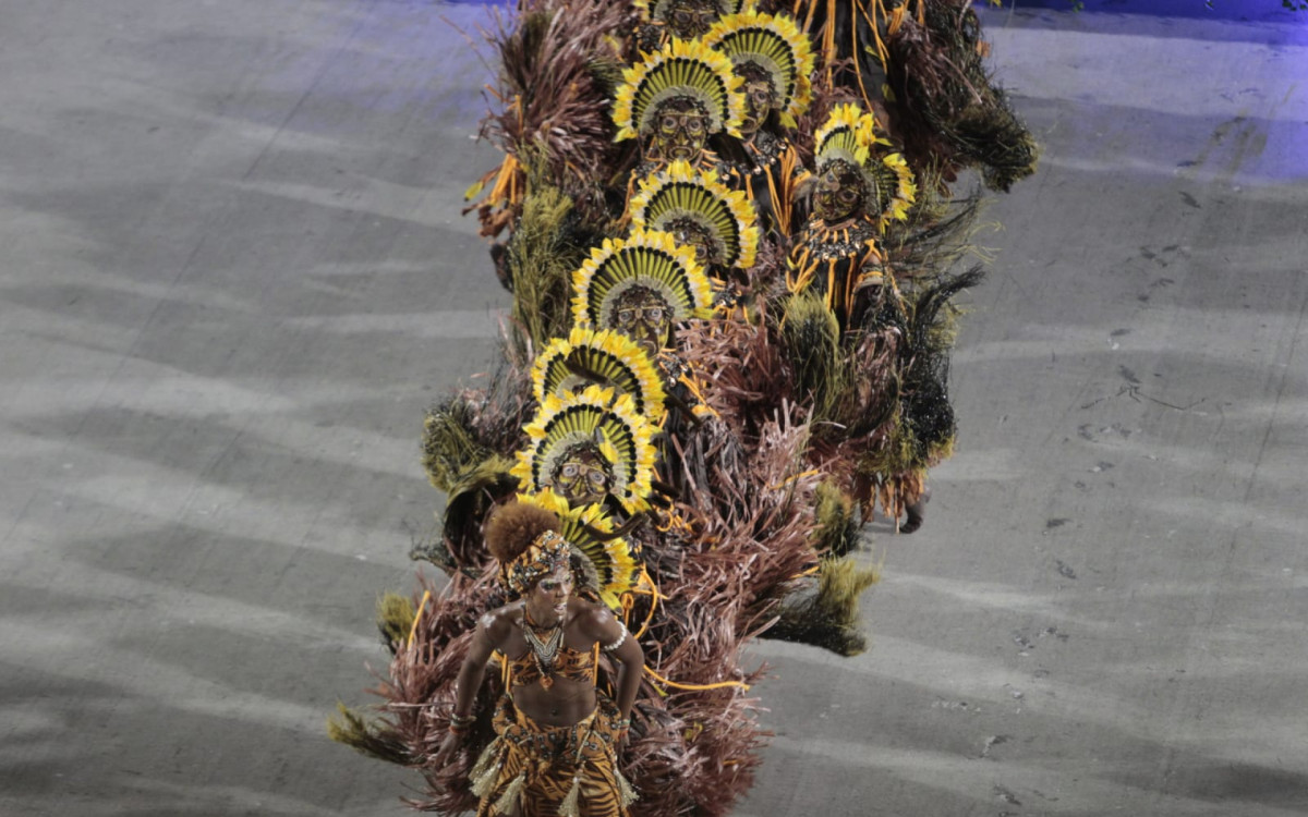 Paraíso do Tuiuti contou a história da primeira trans documentada do Brasil em desfile na Sapucaí