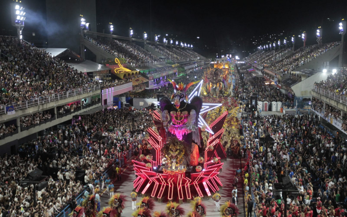 Paraíso do Tuiuti contou a história da primeira trans documentada do Brasil em desfile na Sapucaí
