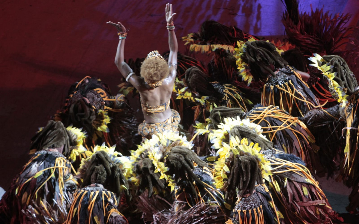 Paraíso do Tuiuti contou a história da primeira trans documentada do Brasil em desfile na Sapucaí