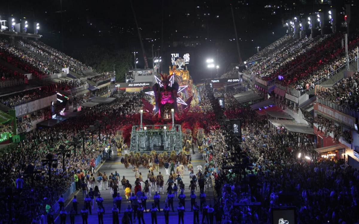 Paraíso do Tuiuti contou a história da primeira trans documentada do Brasil em desfile na Sapucaí