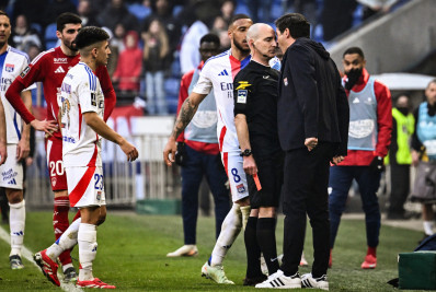 Técnico do Lyon pega longa suspensão após gritar na cara de árbitro