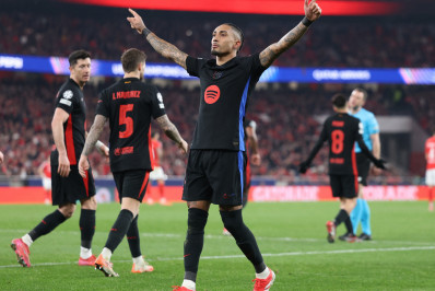 Raphinha marca, e Barcelona fica em vantagem contra o Benfica na Liga dos Campeões