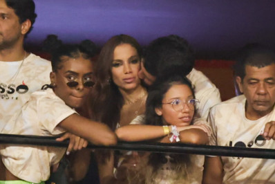 Novo affair? Anitta ganha beijinho de moreno em camarote da Sapucaí