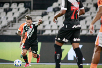 Vídeo: pintura de Coutinho pelo Vasco gera comparações com golaço pela Seleção