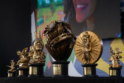 Apreensivos, torcedores animam festa na Cidade do Samba para apuração dos desfiles