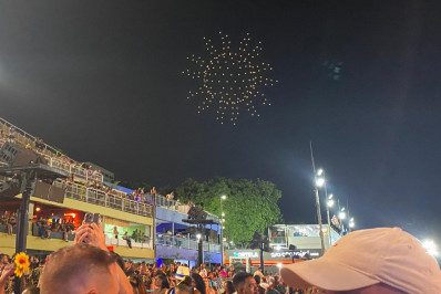 Portela fecha noite de desfiles com espetáculo de drones; veja o vídeo